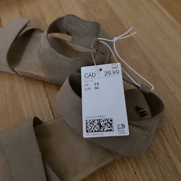 H&M Children’s Tan Sandals with Adjustable Straps - Picture 11 of 13